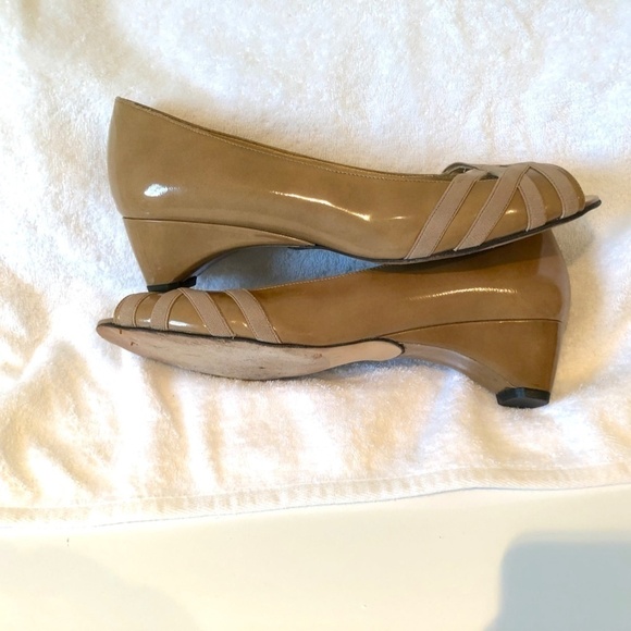 Stuart Weitzman Heels Wedge Peep Toe Tan Patent Leather Narrow (9.5 N) - Picture 8 of 13